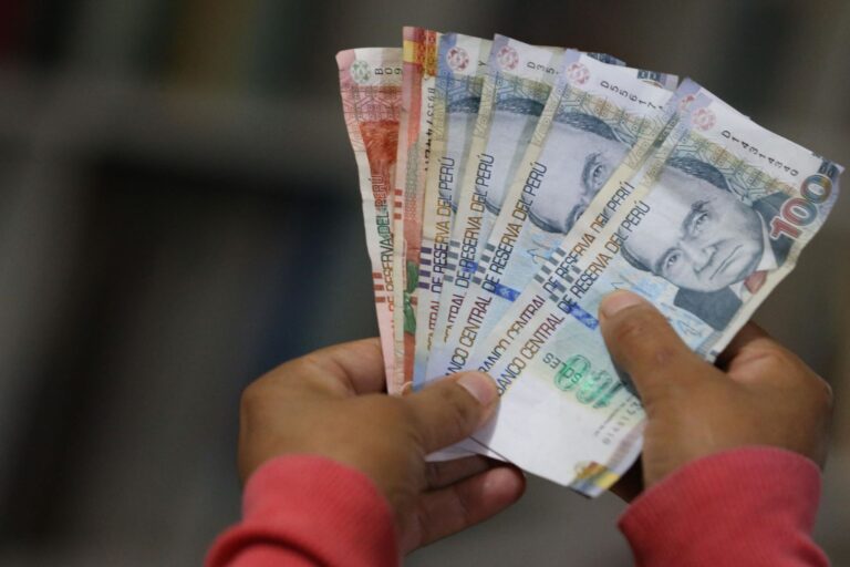 El Gobierno de Perú reduce el incremento del sueldo mínimo y crece la tensión con los sindicatos