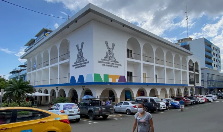 Ecuador: trabajadores del Municipio de Manta exigen el pago de salarios atrasados