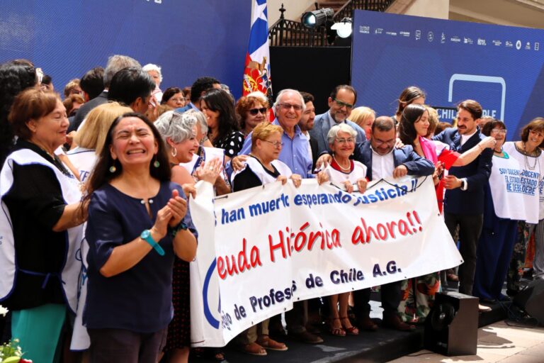 El Gobierno de Chile promulgó la ley que otorga una reparación a las y los docentes afectados por la deuda histórica