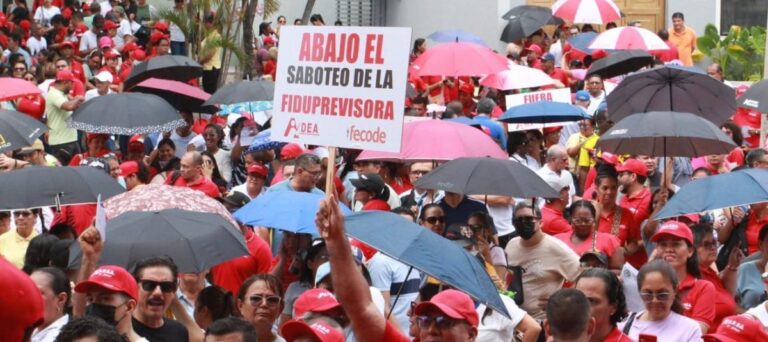 Docentes de Atlántico, Colombia, se declararon en «estado de alerta» por deficiencias en el servicio de salud
