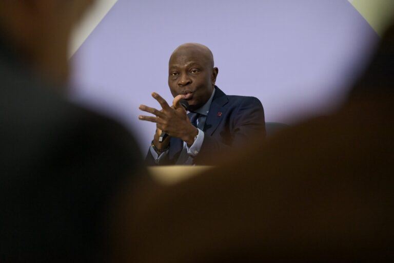 Director General de la OIT: «La IA no debe agravar desigualdades ni degradar empleos»