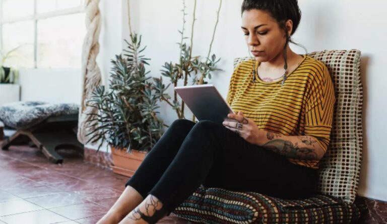 Más trabajo, menos cobertura: la OIT revela brechas en el empleo digital en América Latina