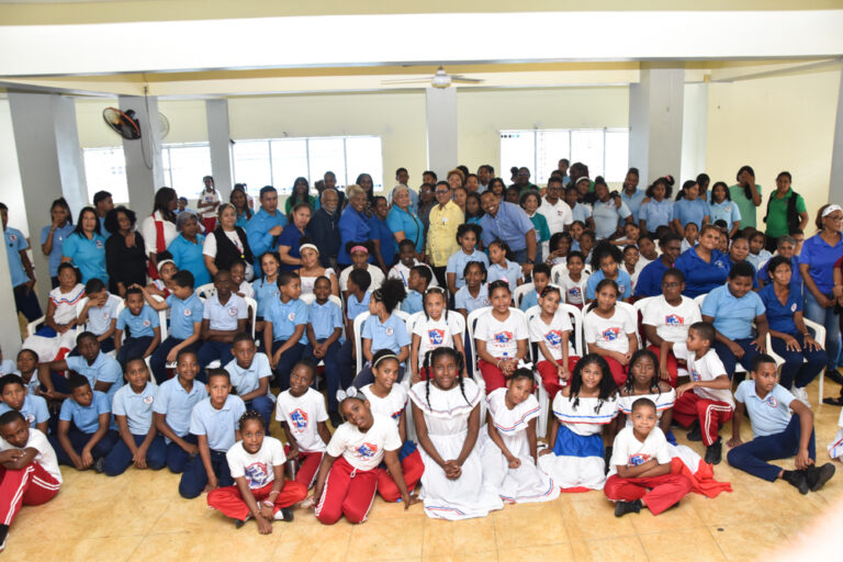 La ADP promueve la memoria histórica en escuelas de República Dominicana a 60 años de la Revolución de Abril