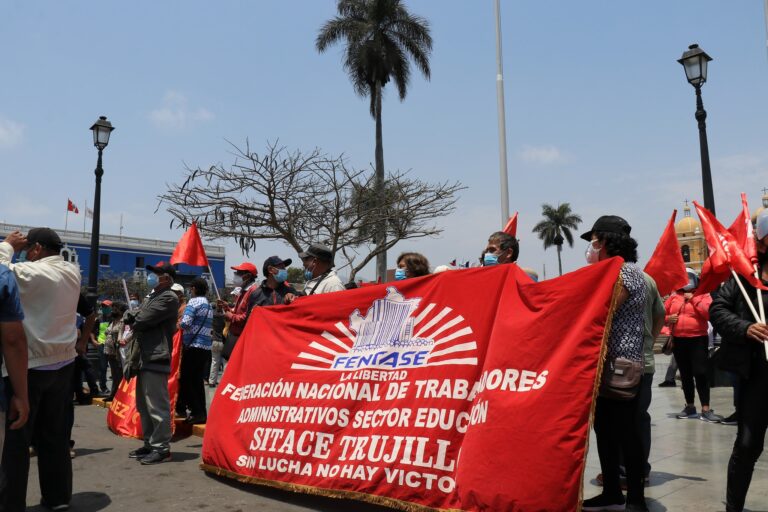 Perú: trabajadores administrativos de la educación intensifican protestas ante incumplimientos del Ministerio de Educación