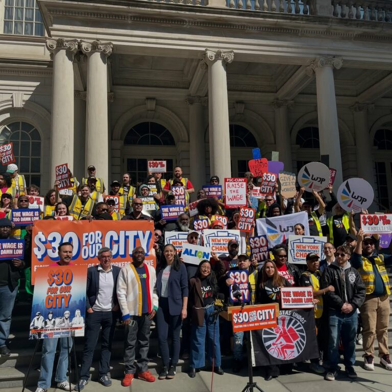 A 30 dólares por hora: trabajadores de Nueva York reclaman aumento del salario mínimo