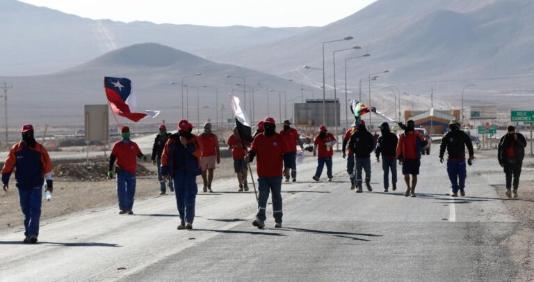 Supervisores de la mina chilena Escondida rechazan oferta de BHP y abren paso a una huelga