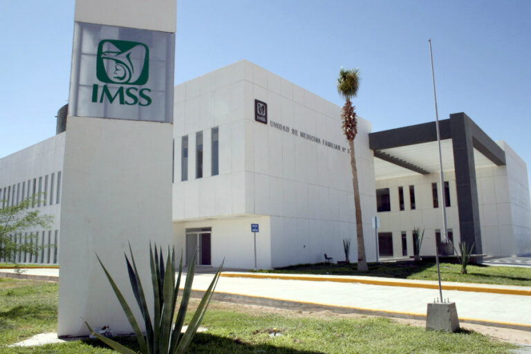 La base del sindicato del Seguro Social de México rechaza la oferta salarial negociada con el IMSS